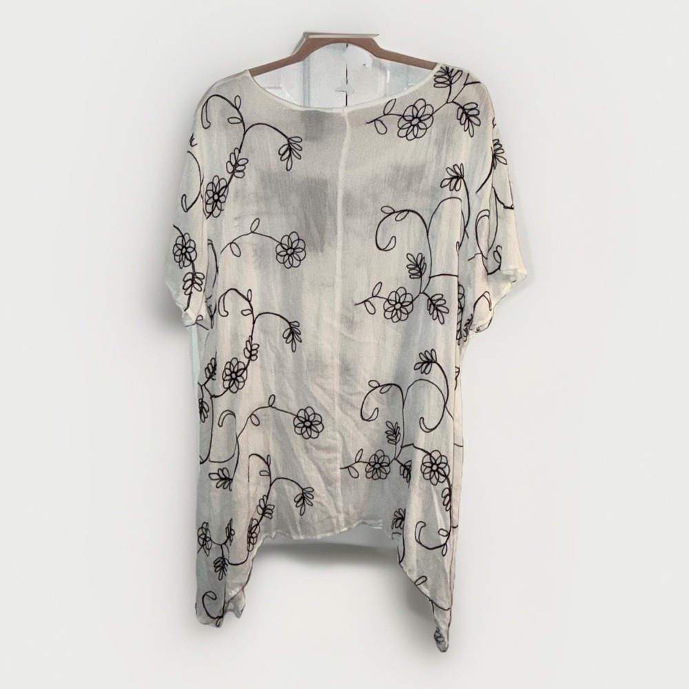 Liv Los Angeles White Black Embroidered Peasant Blouse Sharkbite Hem Size 3X NWT - Picture 4 of 6